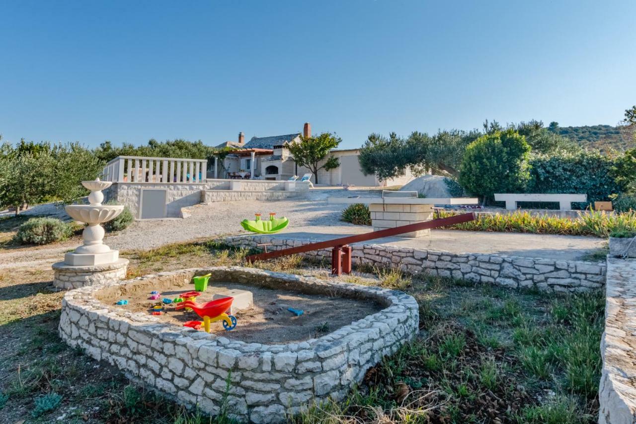 Vila Maslinica Pucisca Luaran gambar